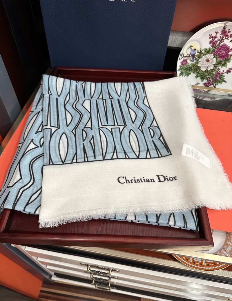 CHRISTIAN DIOR